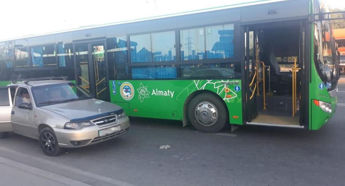 Мужчину зажало между автобусом и автомобилем в Алматы (фото)
