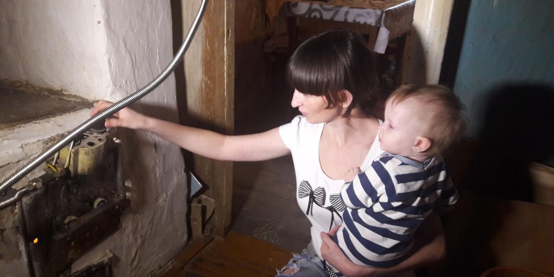 Боимся угореть: экс-воспитанница детдома в Уральске ютится в четырьмя детьми в частном доме