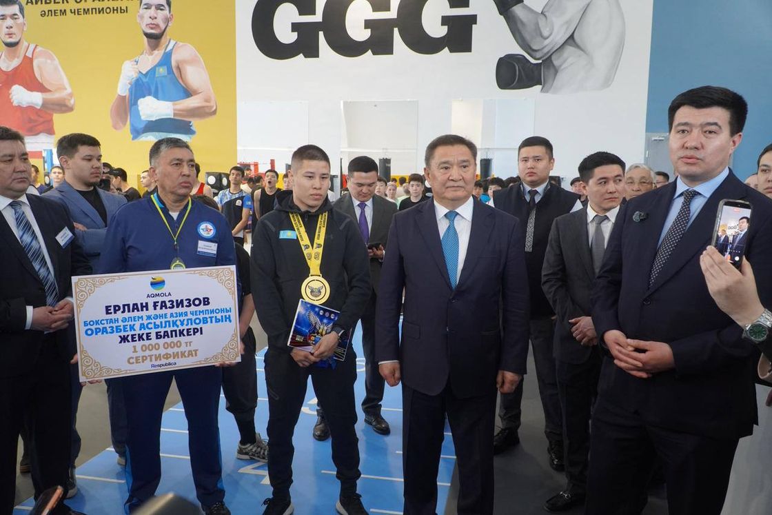 Ерлан Ғазизов 1 млн теңгенің сертификаты табысталды