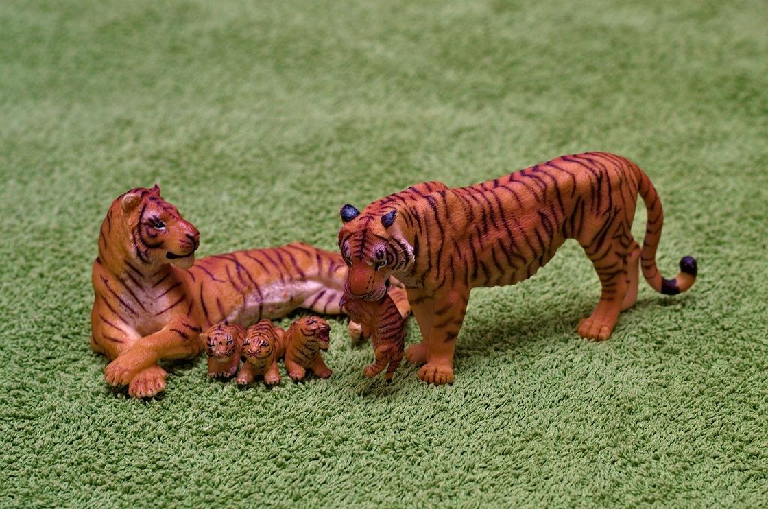 Фигурки тигров