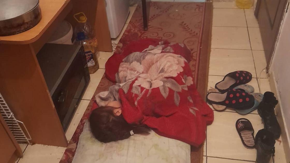 Девочка лежит в коридоре на полу
