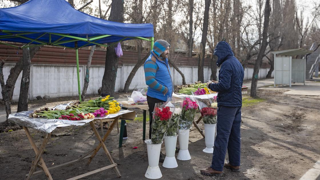 Мужчины продают цветы