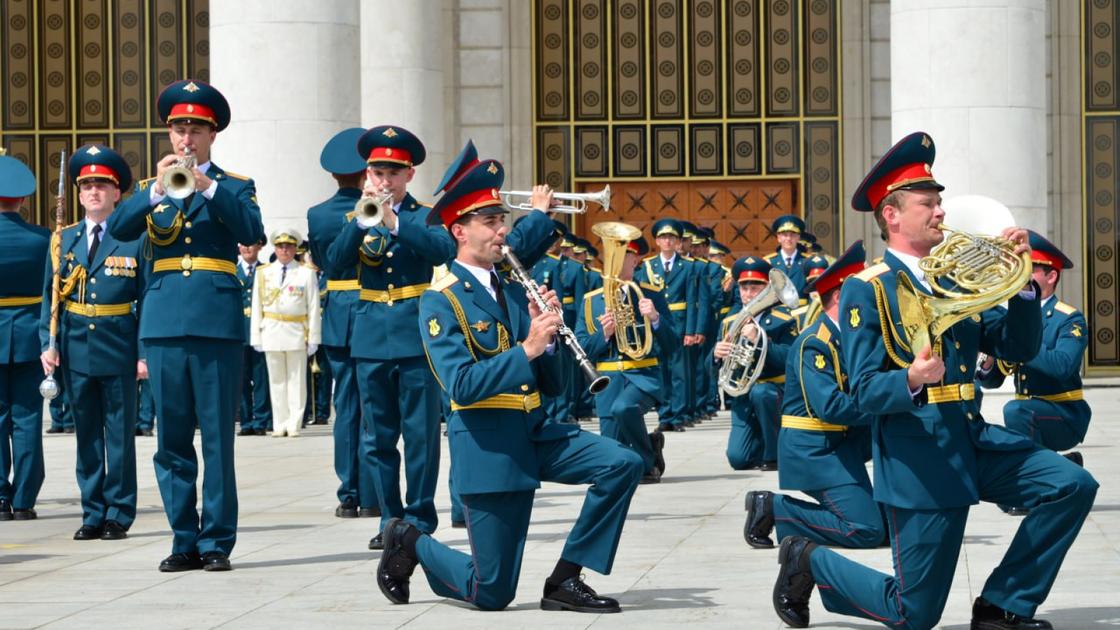 Военные оркестры восьми стран мира
