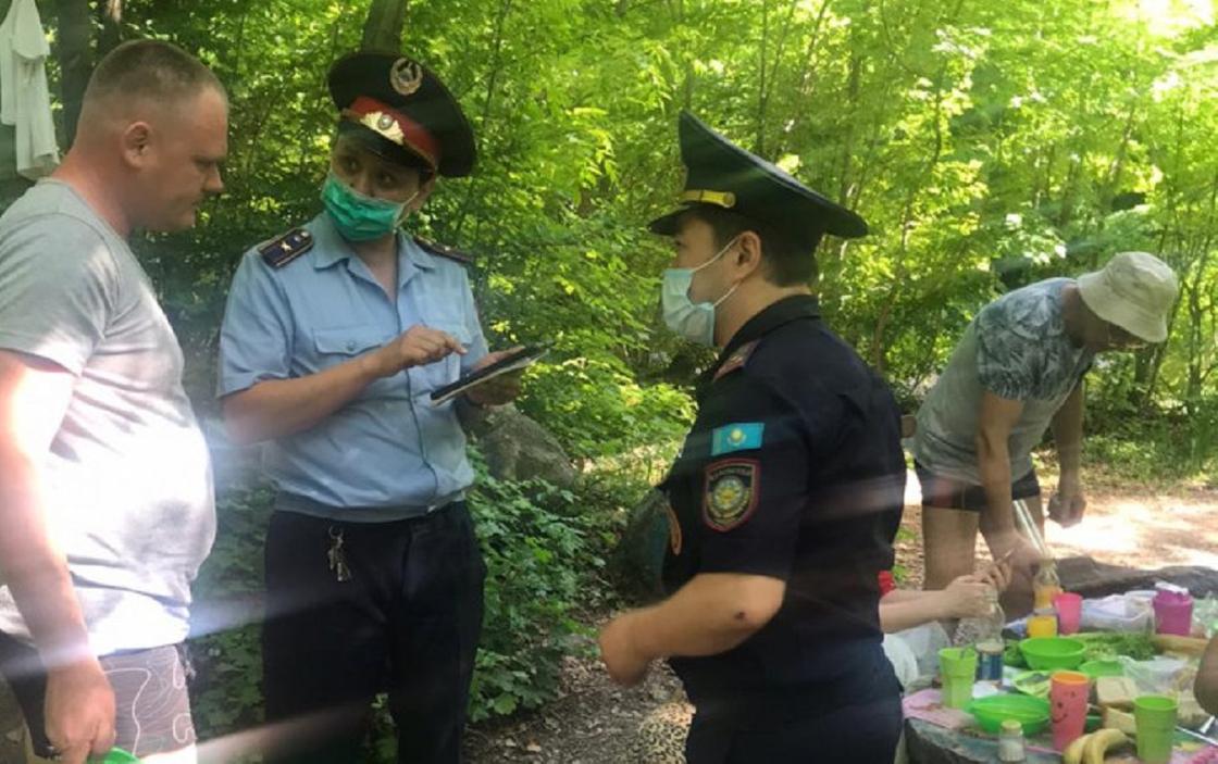 Троих алматинцев наказали за пикник на Бутаковке (фото)