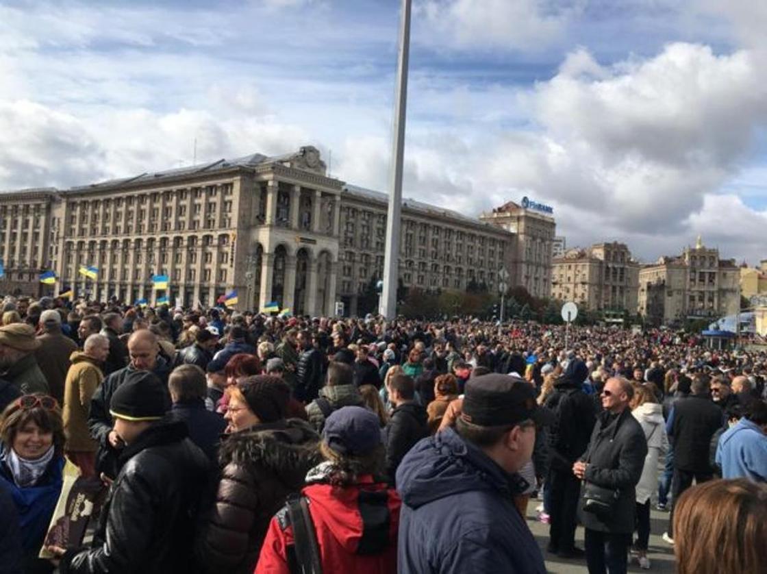 Народ против "формулы Штайнмайера": тысячи митингующих под окнами Зеленского