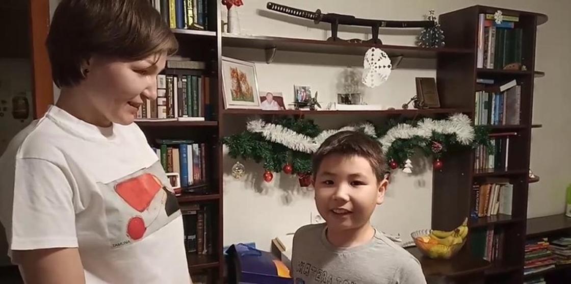 Глава КГА подарил мальчику из Алматы самолет на Новый год (видео)
