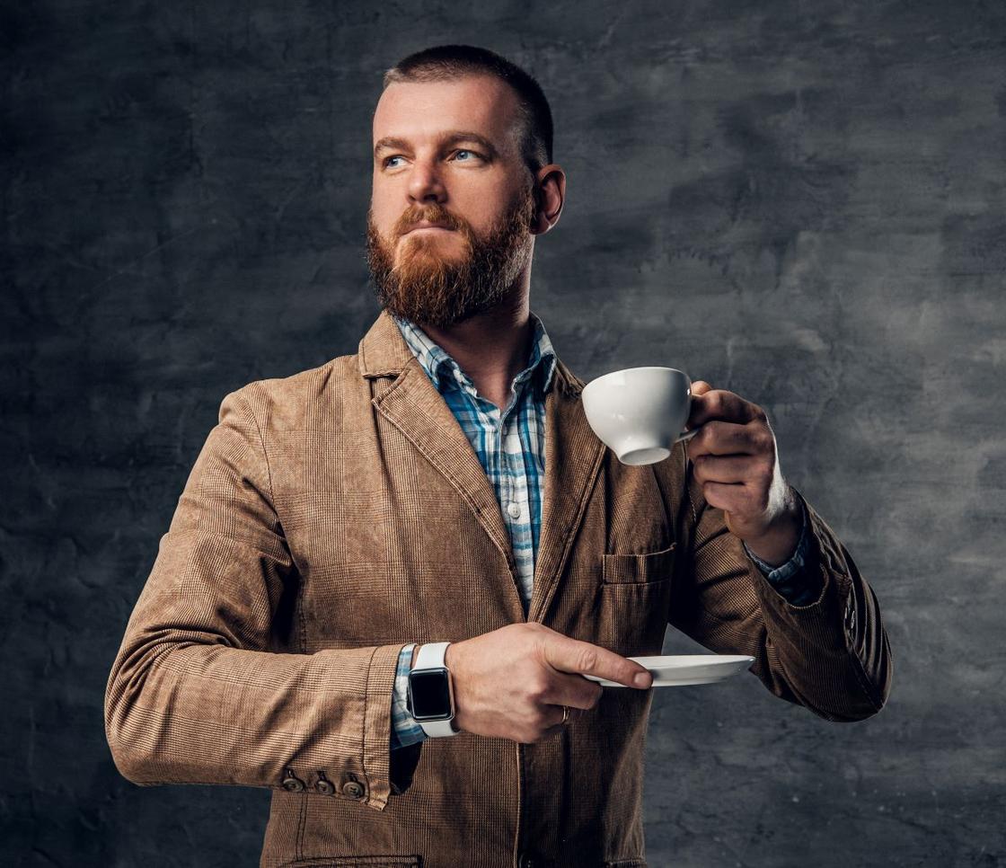 Мужчина с чашкой кофе