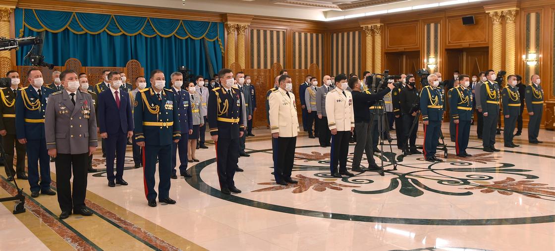 Президент вручил ордена и медали военнослужащим и сотрудникам правоохранительных органов