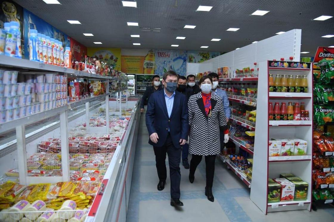 Аким Шымкента осмотрел работу рынков и супермаркетов