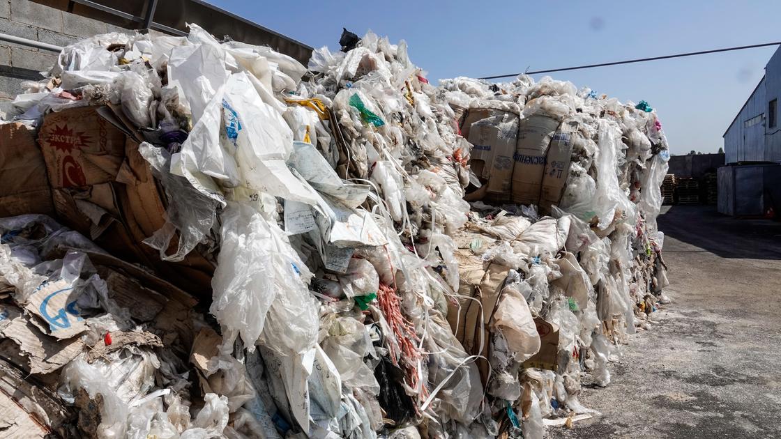 Используем 15 млн пакетов в день: Казахстан откажется от пластика