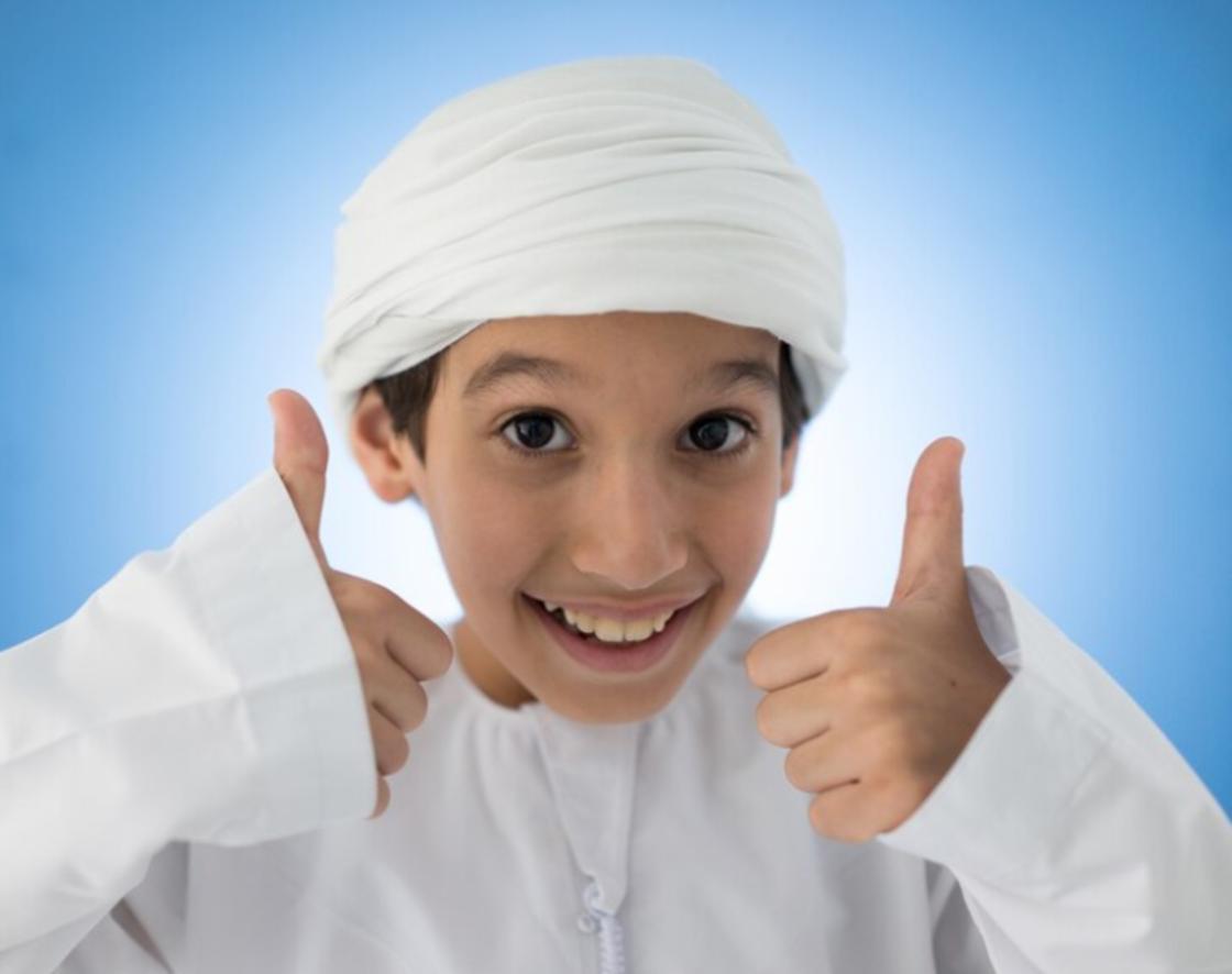 Мальчик в традиционной мусульманской одежде