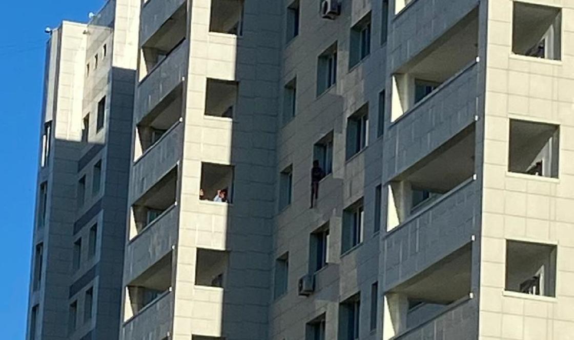 Женщина угрожала выброситься из окна высотки в Нур-Султане (фото)