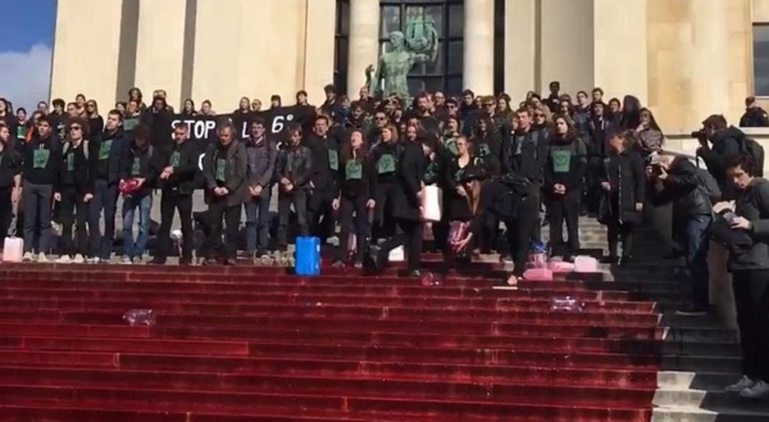 Активисты залили «кровью» ступени парижского дворца