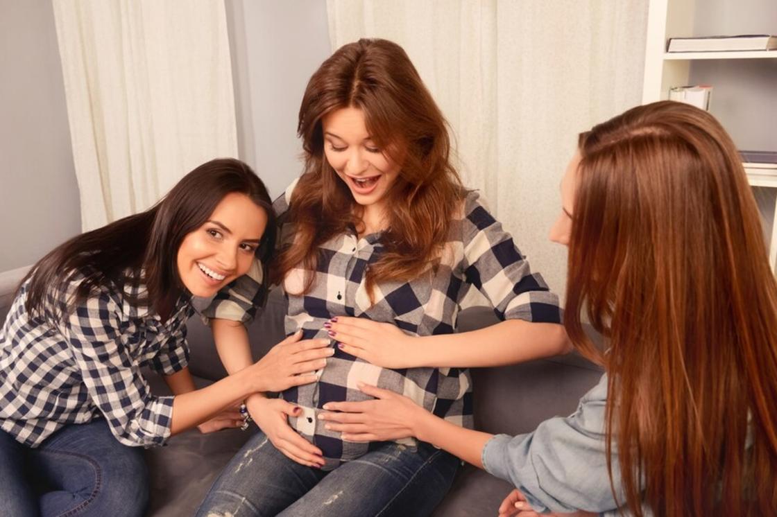 Беременная женщина с подругами