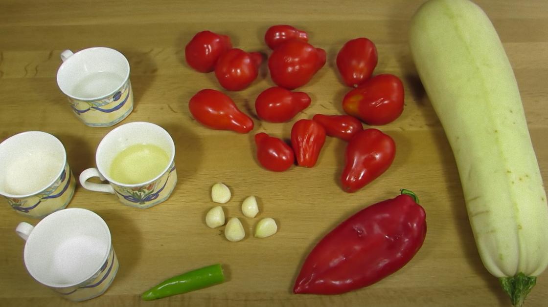 Кабачок, помидоры, перец, зубчики чеснока и чашки