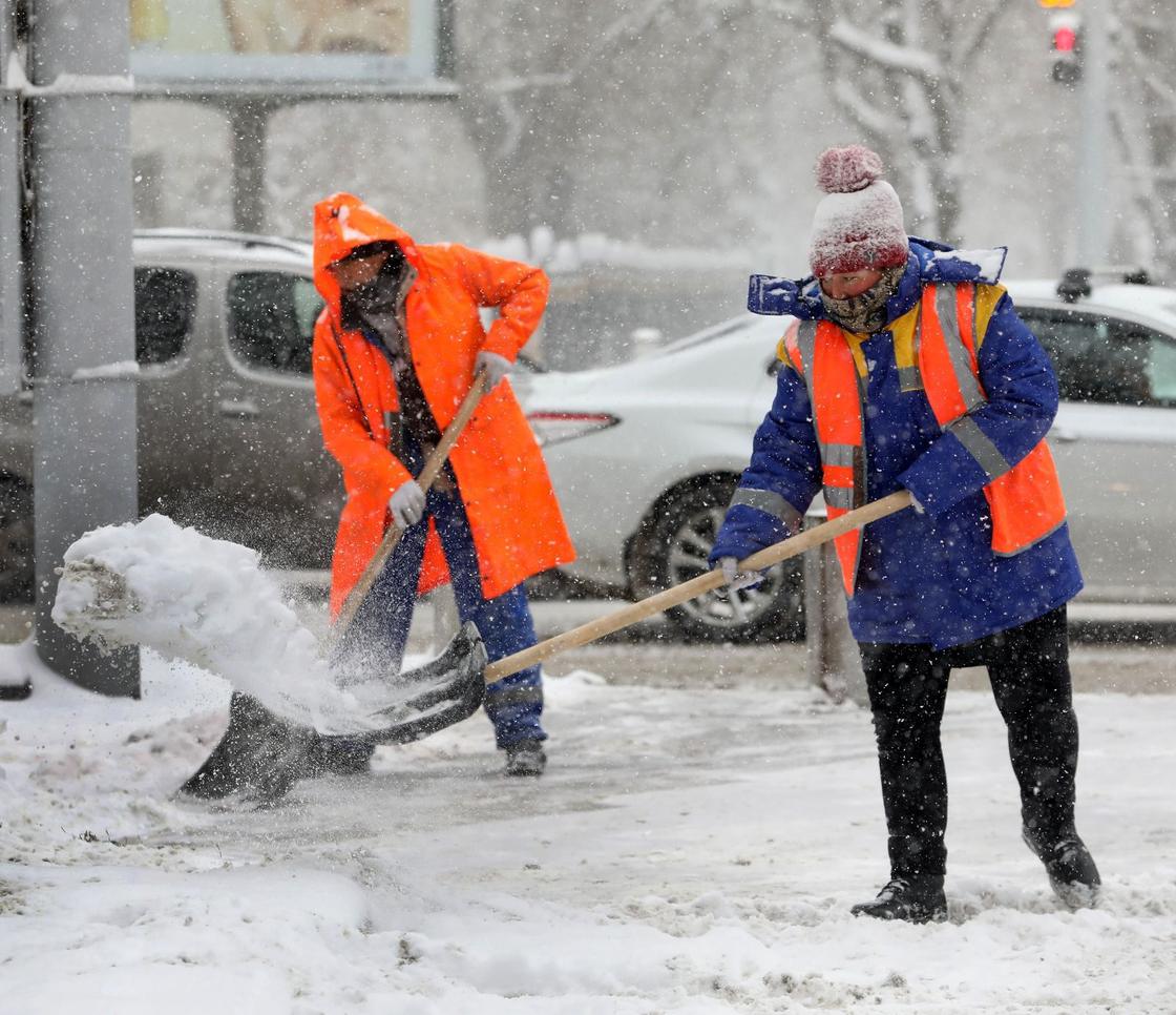 Уборка снега в Алматы