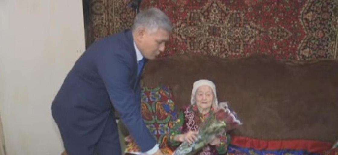 104-летнюю долгожительницу из Павлодарской области поздравили с 8 марта