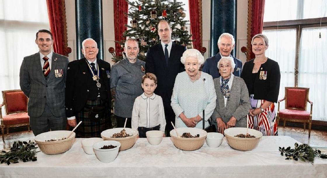 Королевская семья готовит рождественский пудинг: что можно узнать из этих фотографий?