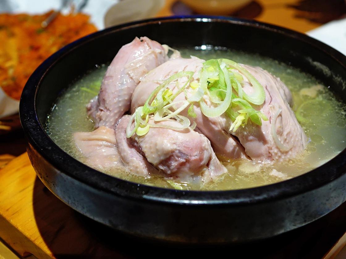 Тарелка с куриным супом стоит на столе