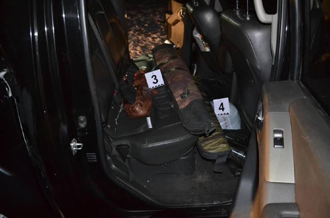 Оружие лежит в салоне авто Оружие лежит в салоне авто