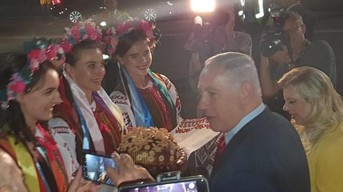 «Бросила хлеб на землю»: жена премьер-министра Израиля устроила скандал в самолете (фото, видео)