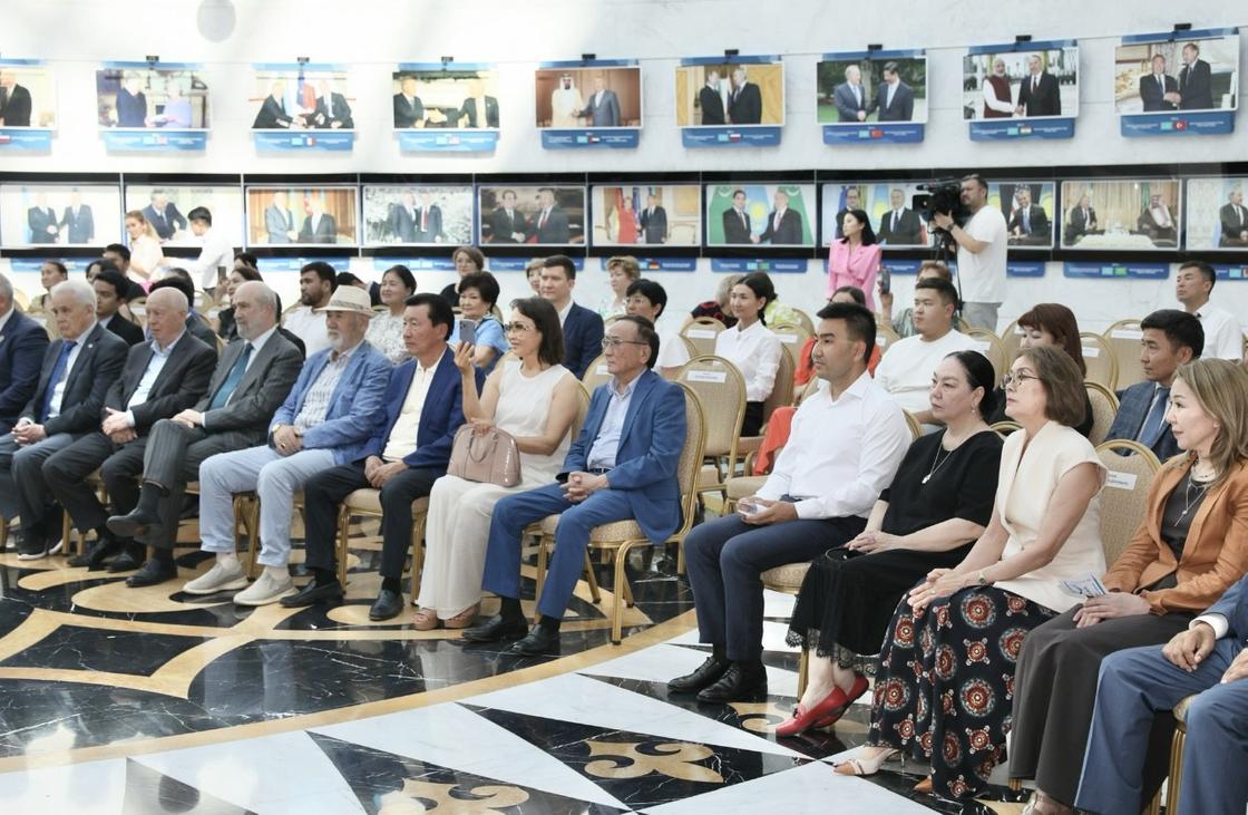 Посетители выставки ко Дню столицы Посетители выставки ко Дню столицы