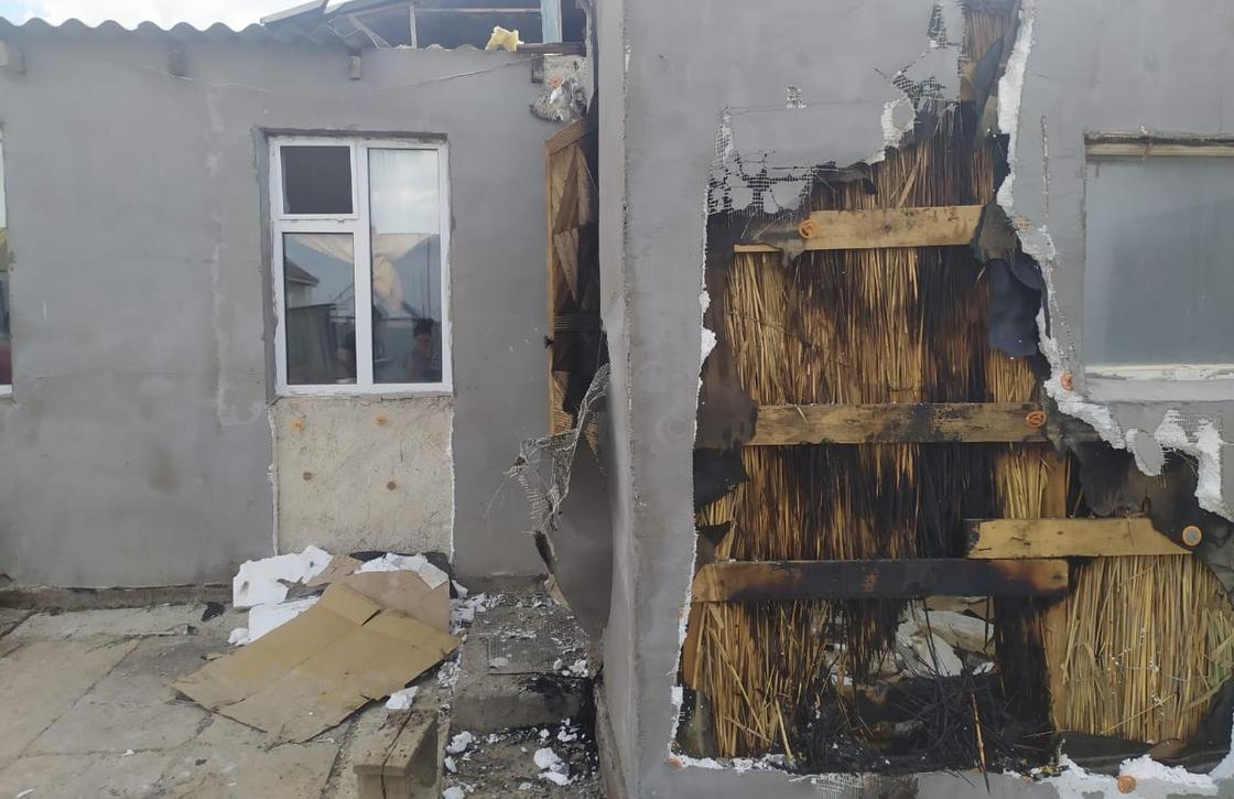Мужчина пытался сжечь заживо бывшую жену и дочь в Уральске