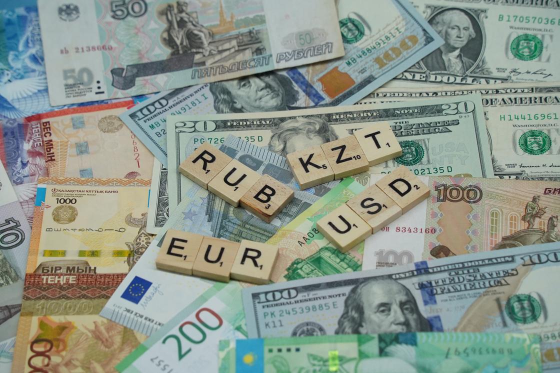 Деньги. Рубли, тенге, доллары, евро.