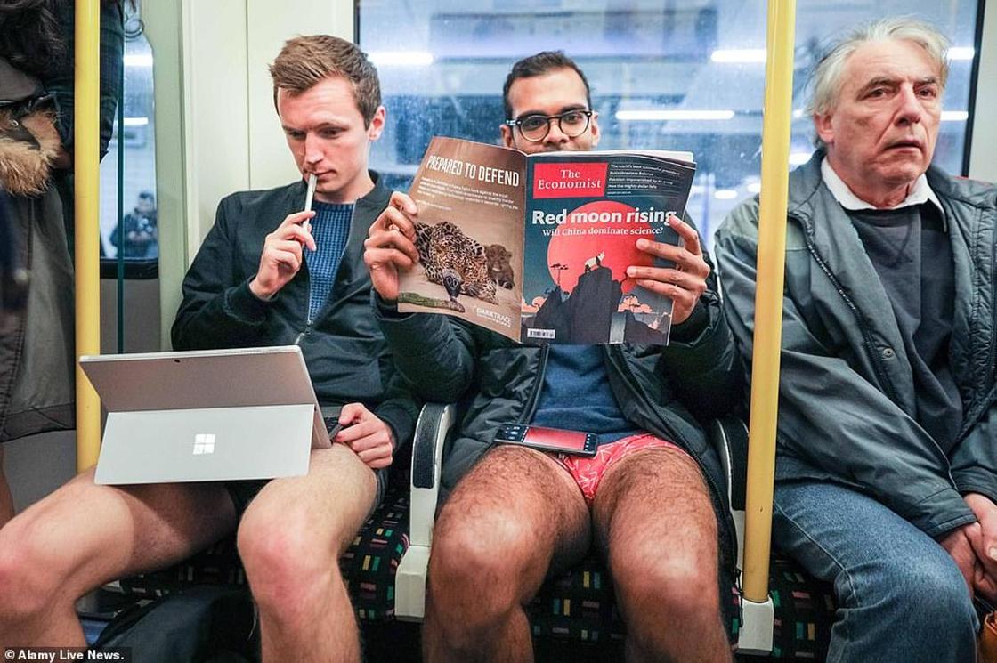 Пассажиры метро по всему миру массово сняли штаны