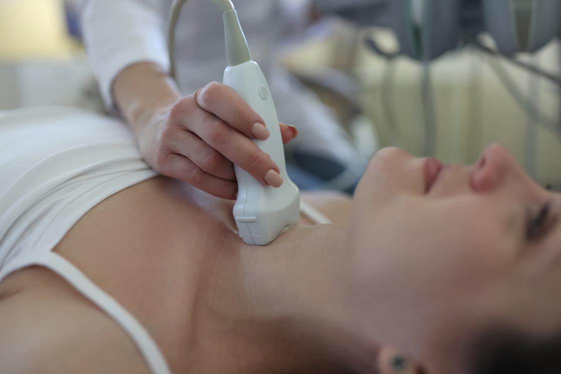 Женщина проходит ультразвуковое исследование щитовидной железы