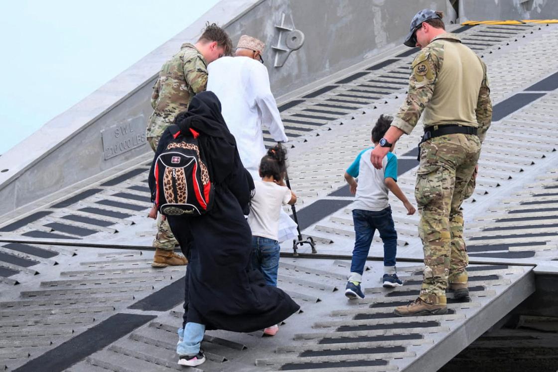 Солдаты помогают в эвакуации граждан