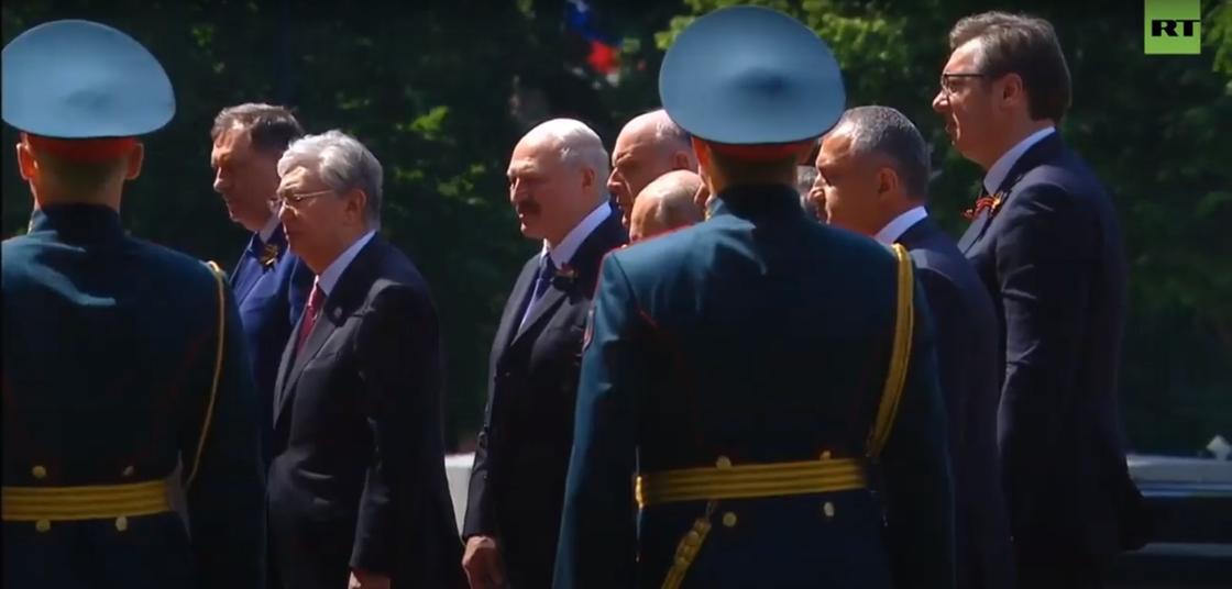 Токаев с другими президентами возложил цветы к могиле Неизвестного солдата (видео)