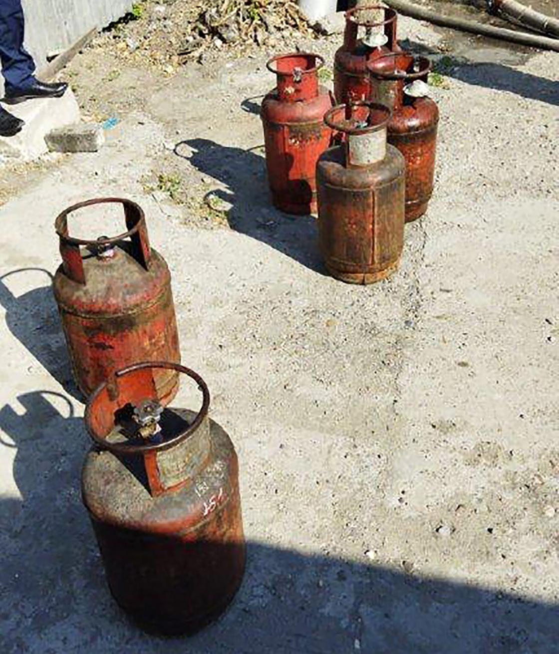 Газовые баллоны, которые успели вынести из горящей пекарни в Семее