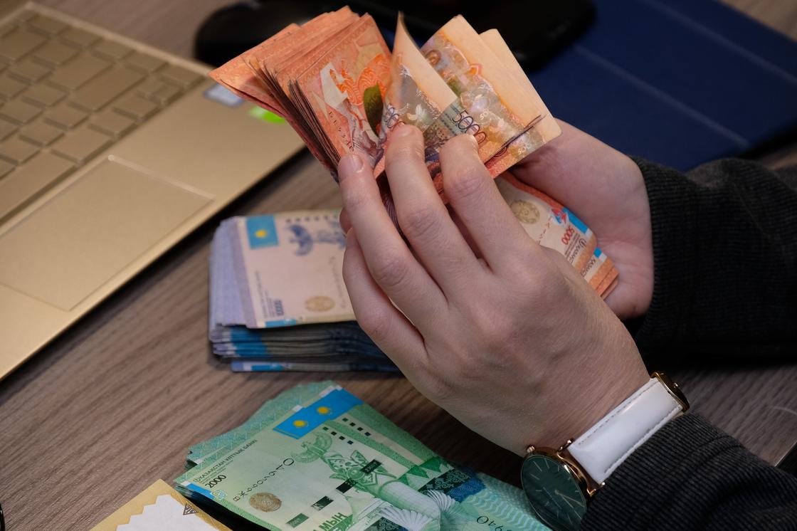 Мужчина считает деньги