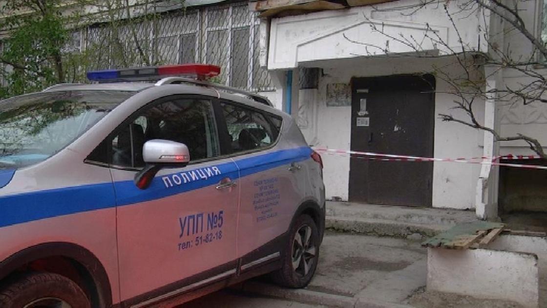 Оцеплен подъезд дома, где проживала женщина с коронавирусом в Таразе Оцеплен подъезд дома, где проживала женщина с коронавирусом в Таразе