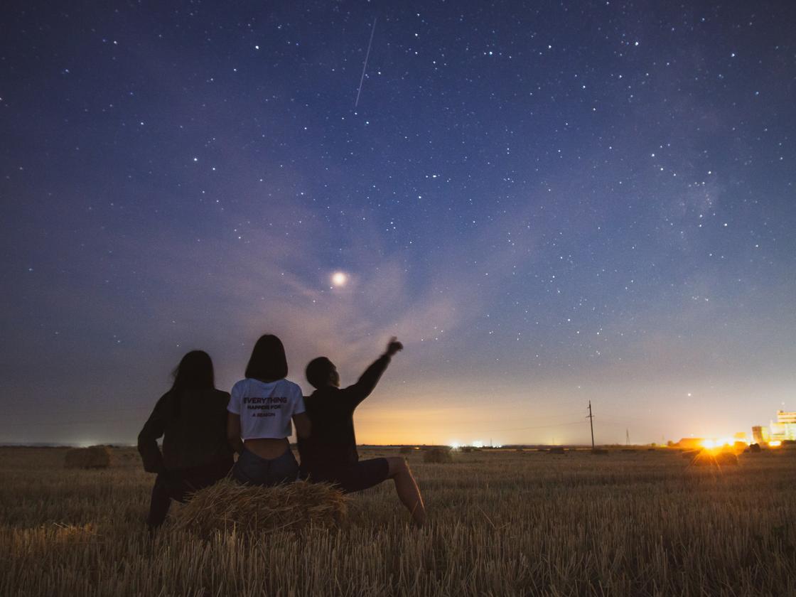 Люди рассматривают звездное небо
