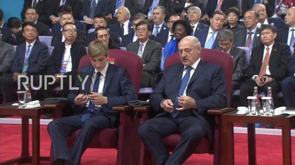 «Взрастили на картофеле»: девушки пришли в восторг от повзрослевшего сына Лукашенко (фото) «Взрастили на картофеле»: девушки пришли в восторг от повзрослевшего сына Лукашенко (фото)