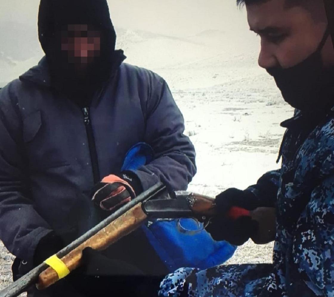 Инспектор полиции изымает ружье у мужчины Инспектор полиции изымает ружье у мужчины
