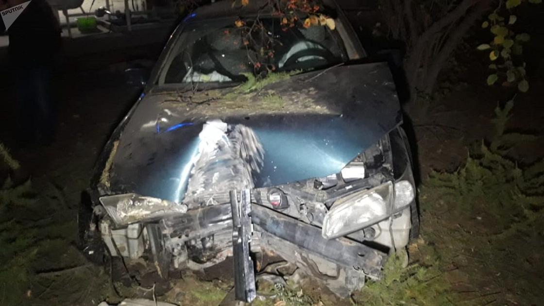 Снес дерево: автомобиль едва не врезался в газовый резервуар в Алматы (фото)