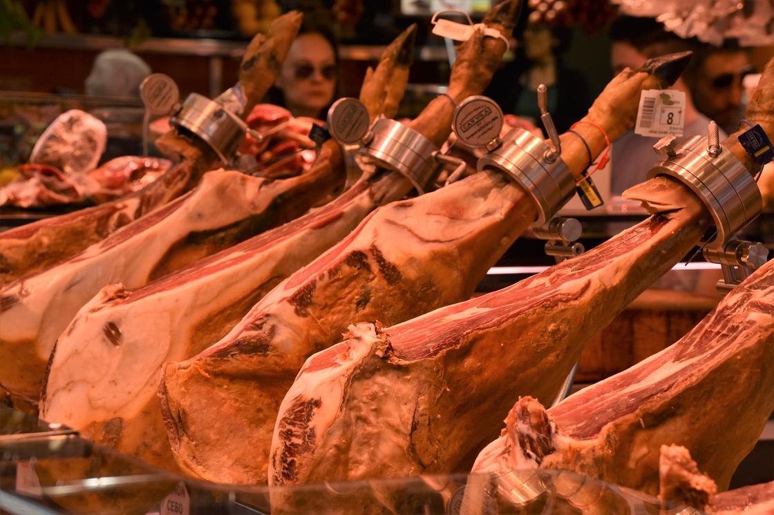 Свиные вяленые окорока (хамон) на торговом прилавке