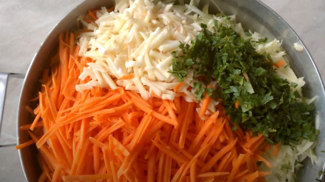 В миске нарезанные кабачки, морковь и зелень В миске нарезанные кабачки, морковь и зелень