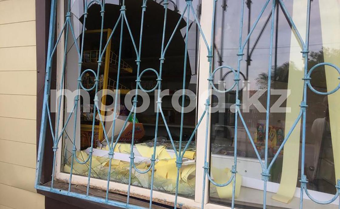 Машина протаранила магазин на остановке в Уральске (фото)