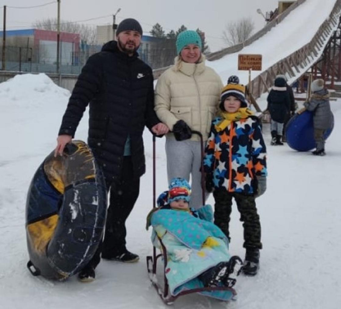 Ивона Кардис с мужем и детьми