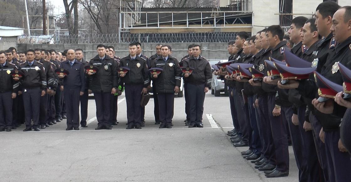 Полицейские Алматы почтили память погибшего в Атырау коллеги (фото)
