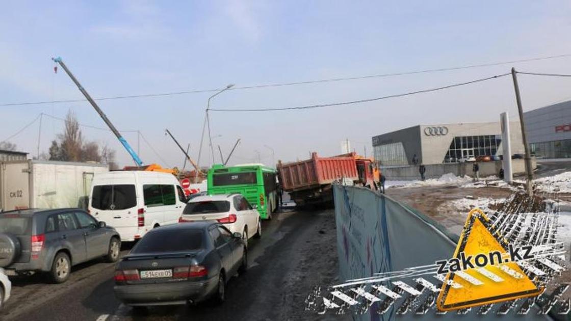 ДТП с участием нескольких грузовиков на ВОАД в Алматы парализовало движение (фото, видео)