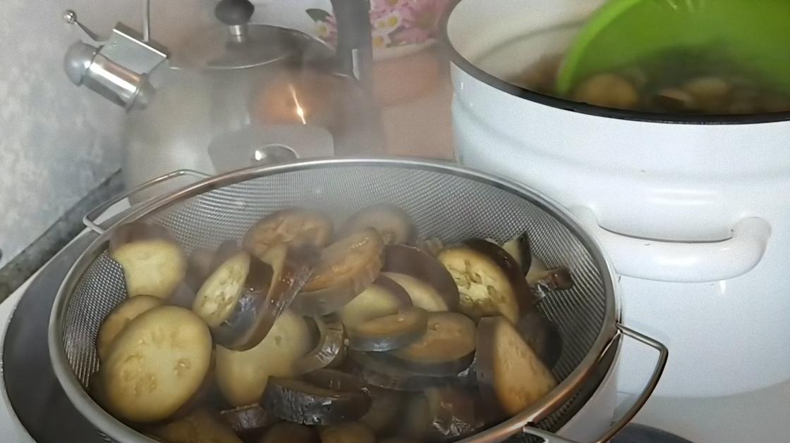 Кусочки баклажанов перекладывают с кипятка в дуршлаг Кусочки баклажанов перекладывают с кипятка в дуршлаг