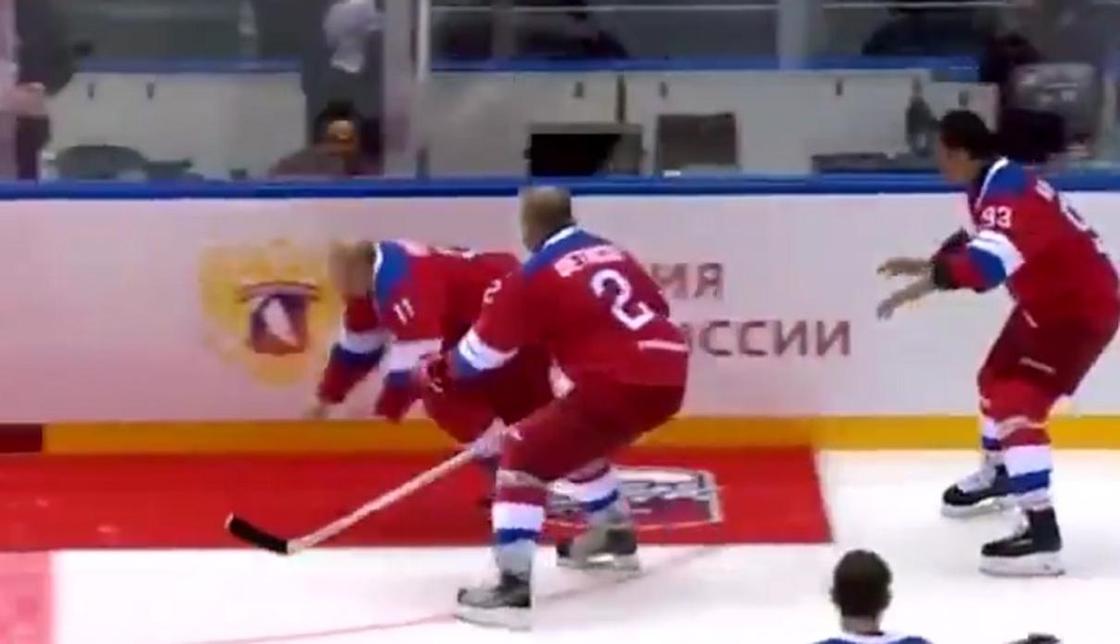 Путин споткнулся и упал после хоккейного матча в Сочи (видео)