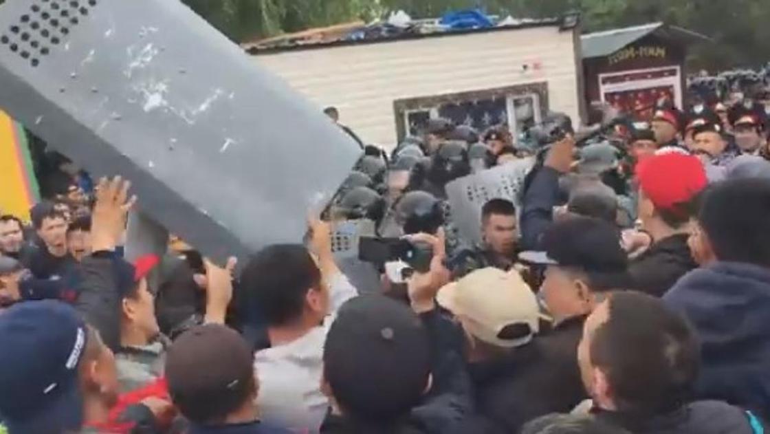 "Это был камень или кирпич": пострадавший полицейский о митинге в Нур-Султане "Это был камень или кирпич": пострадавший полицейский о митинге в Нур-Султане
