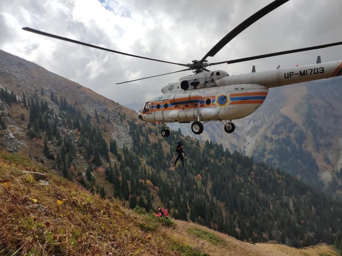 Вертолет в горах