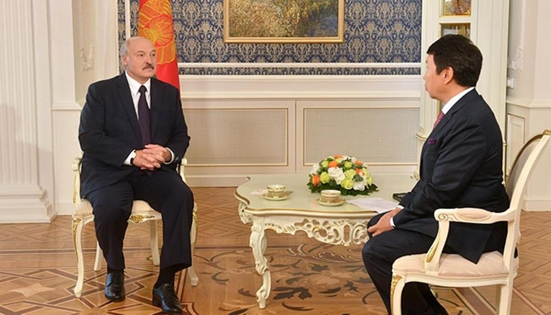 "За пивом бегал поначалу": Лукашенко о зарождении дружбы с Назарбаевым